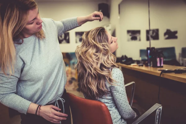 Piękna Fryzura Młodej Kobiety Suszeniu Włosów Podejmowaniu Podkreśla Salonie Fryzjerskim — Zdjęcie stockowe