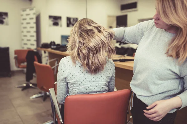 Rambut Indah Wanita Muda Setelah Mengeringkan Rambut Dan Membuat Highlights — Stok Foto