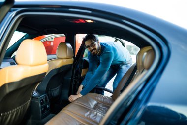 Lüks araba elektrikli süpürge iç ile Adam temizlik.