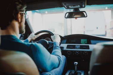 Araba süren bir adam.