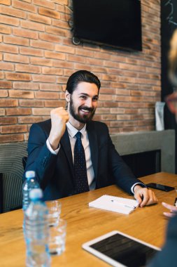 İş toplantısı. Mutlu işadamı başarılı iş konuşması sonra kutluyor