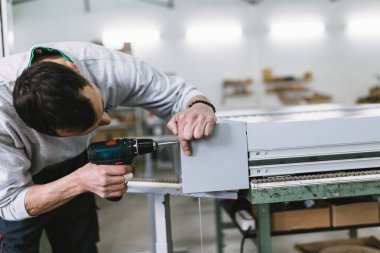 Alüminyum ve Pvc pencere ve kapı üretimi için fabrika. Pvc kapı ve pencereleri monte eden el işçisi. Seçici odaklama. 