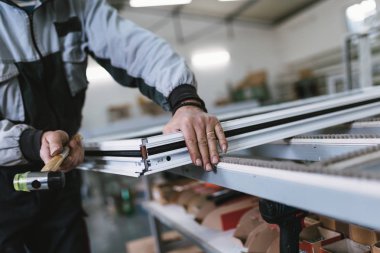 Alüminyum ve Pvc pencere ve kapı üretimi için fabrika. Pvc kapı ve pencereleri monte eden el işçisi. Seçici odaklama. 