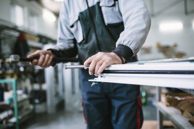 Alüminyum ve Pvc pencere ve kapı üretimi için fabrika. Pvc kapı ve pencereleri monte eden el işçisi. Seçici odaklama. 