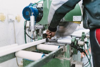 Alüminyum ve Pvc pencere ve kapı üretimi için fabrika. Pvc kapı ve pencereleri monte eden el işçisi. Seçici odaklama. 