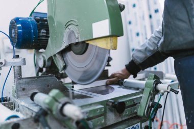 Alüminyum ve Pvc pencere ve kapı üretimi için fabrika. Pvc kapı ve pencereleri monte eden el işçisi. Seçici odaklama. 