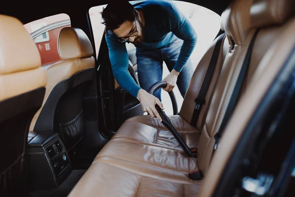 Pulizia Uomo Con Aspirapolvere Interno Auto Lusso — Foto Stock