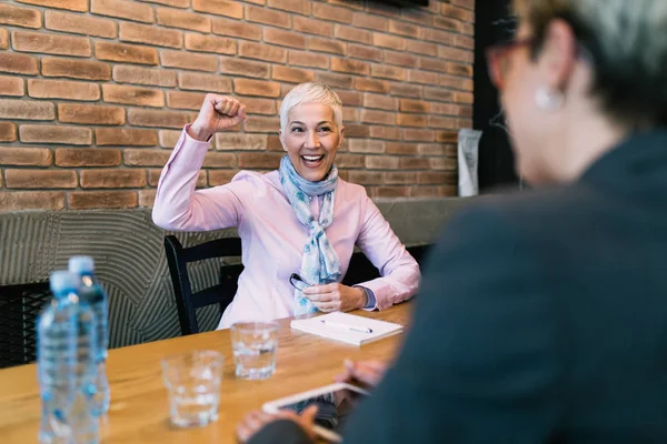 ビジネスミーティング就職面接成功後の幸せな先輩女性 — ストック写真