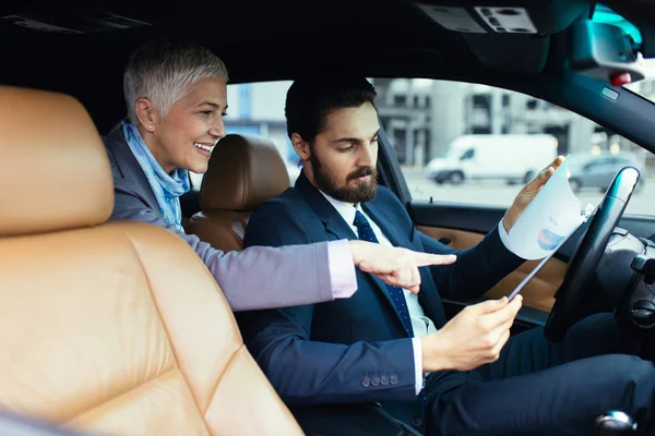 Zakenvrouw Zittend Limousine Praten Met Haar Chauffeur Business Concept — Stockfoto
