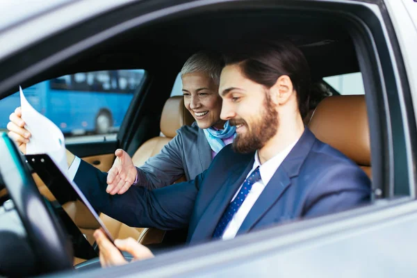 Zakenvrouw Zittend Limousine Praten Met Haar Chauffeur Business Concept — Stockfoto