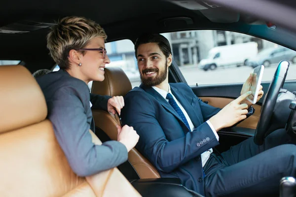 Zakenvrouw Zittend Limousine Praten Met Haar Chauffeur Business Concept — Stockfoto