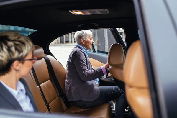 Senior Business Vrouw Haar Assistent Zitten Limousine Praten Werken — Stockfoto