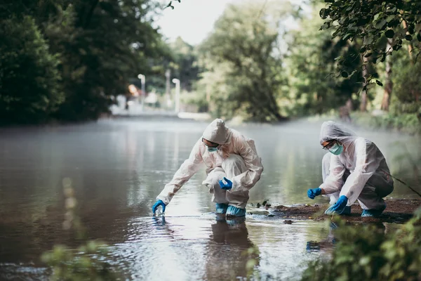 Zwei Wissenschaftler Schutzanzügen Entnehmen Wasserproben Aus Dem Fluss — Stockfoto