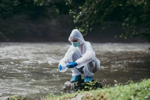 Tudósok Védőöltözetben Vesznek Vízmintákat Folyóból — Stock Fotó