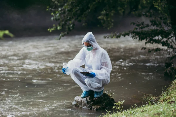 Επιστήμονας Προστατευτικές Σουίτες Λαμβάνοντας Δείγματα Νερού Από Τον Ποταμό — Φωτογραφία Αρχείου