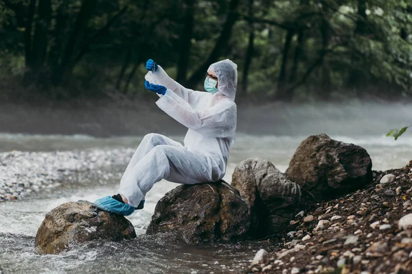 Вчений Захисному Комплексі Бере Зразки Води Річки — стокове фото