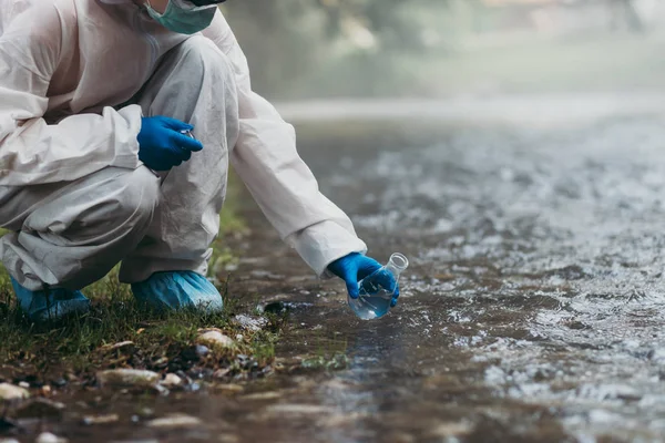 Ученый Защитном Комплексе Берет Пробы Воды Реки — стоковое фото