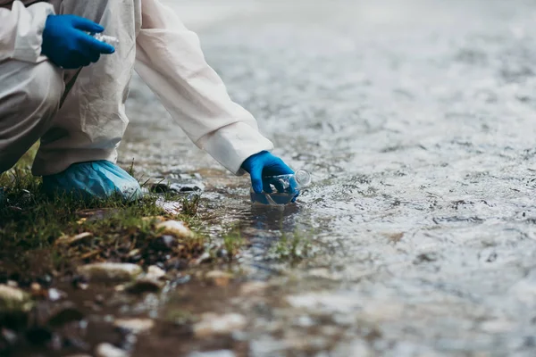 Scienziato Suite Protettiva Che Preleva Campioni Acqua Dal Fiume — Foto Stock