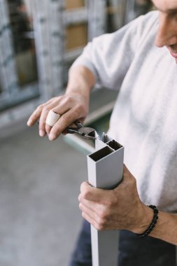 Alüminyum ve Pvc pencere ve kapı üretimi için fabrika. Pvc kapı ve pencereleri monte eden el işçisi. Seçici odaklama. 