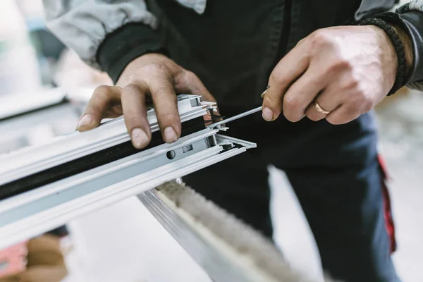 Fabryka Produkcji Okien Drzwi Aluminiowych Pcv Ręczny Proces Montażu Drzwi — Zdjęcie stockowe