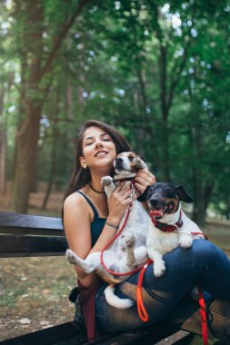 Köpek bakıcısı köpek parkında zevk ile. 
