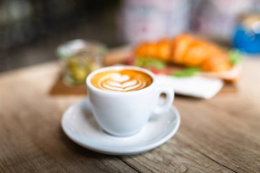 Snack barda masada kahve ve kruvasan sandviç.