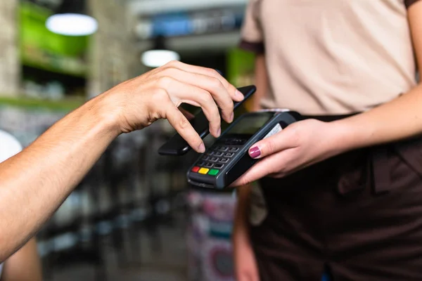 Betalingstransactie Met Smartphone Een Snackbar — Stockfoto