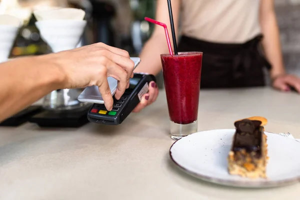 Betalingstransactie Met Smartphone Een Snackbar — Stockfoto