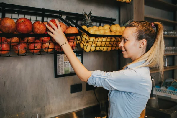 Boldog Fiatal Női Csapos Állt Juice Bar Pult Munka — Stock Fotó