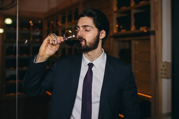 Young Sommelier Testing Wines Winery — ストック写真