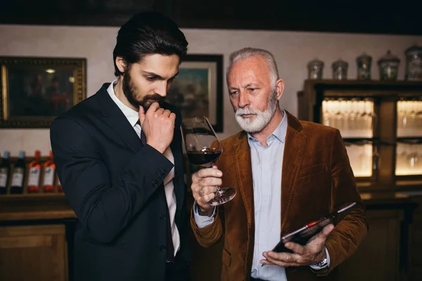 Wijnmakers Wijnkelder Houden Glas Wijn Vast Controleren Het Sommeliers Testen — Stockfoto