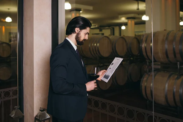 Young Sommelier Testing Wines Winery — ストック写真