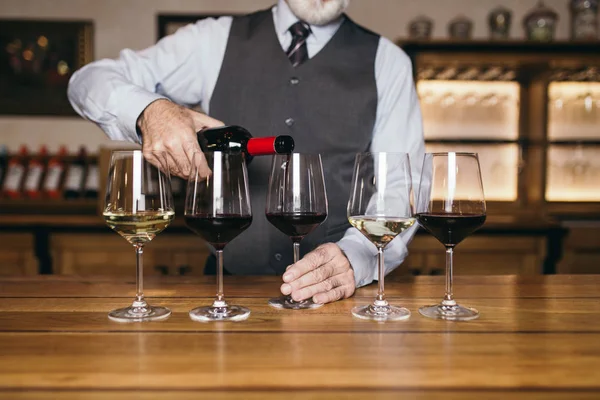 ウエイターがバーカウンターでグラスにワインを注ぐ — ストック写真