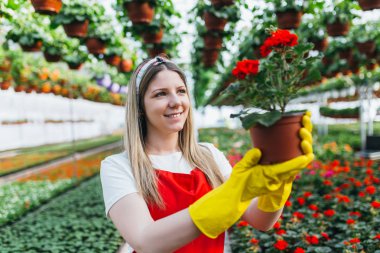 Serada çalışan güzel genç kadın