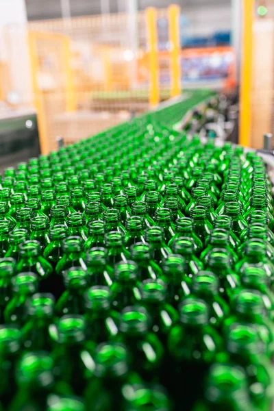 装瓶厂 水装瓶生产线 用于加工纯泉水并将其装瓶成绿色玻璃瓶 选择性聚焦 — 图库照片