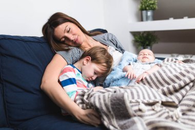 Güzel anne kanepede çocukları ile uyku.