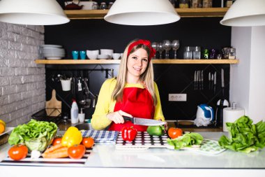 Genç bayan mutfakta öğle yemeği hazırlıyor..