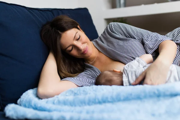 Hermosa Madre Amamantando Lindo Bebé — Foto de Stock