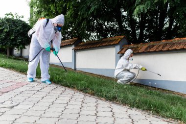 İş yerinde yok ediciler püskürtücü ile pestisit püskürtme giymek.