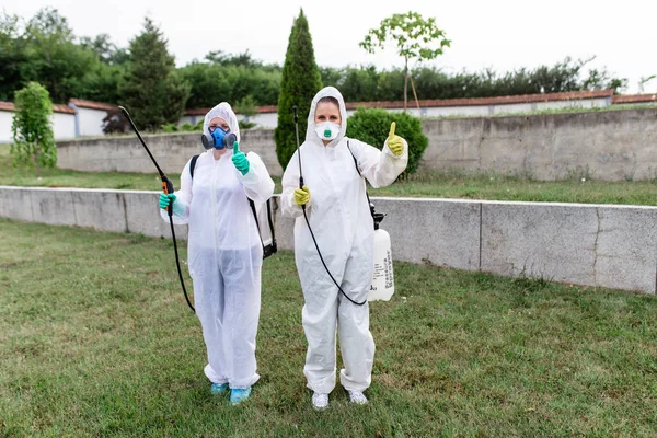 作業中の屋外の駆除機は 噴霧剤で農薬を吹き付けます — ストック写真