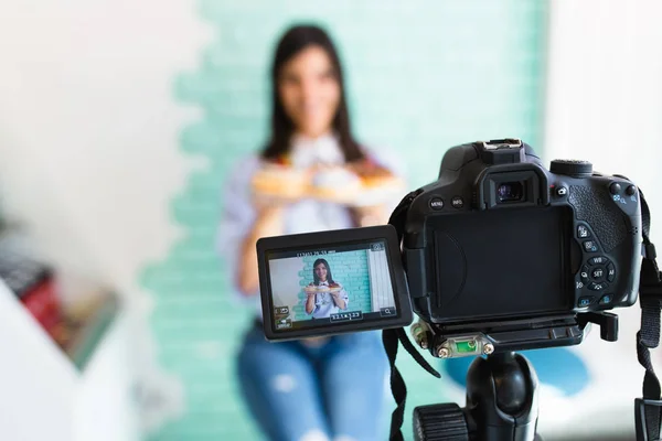 Junge Weibliche Vloggerin Die Inhalte Für Ihren Videoblog Aufzeichnet Ernährungskonzept — Stockfoto