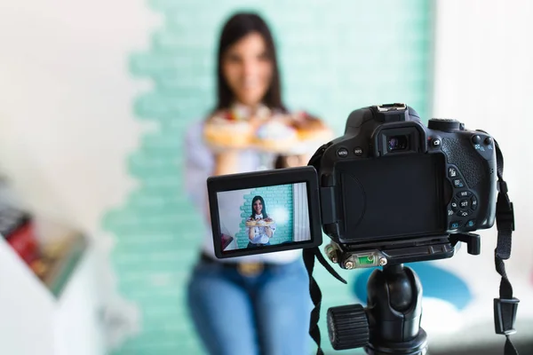 Junge Weibliche Vloggerin Die Inhalte Für Ihren Videoblog Aufzeichnet Ernährungskonzept — Stockfoto