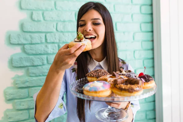 Mooie Jonge Vrouw Heerlijke Genieten Geglazuurd Gedecoreerd Donuts — Stockfoto