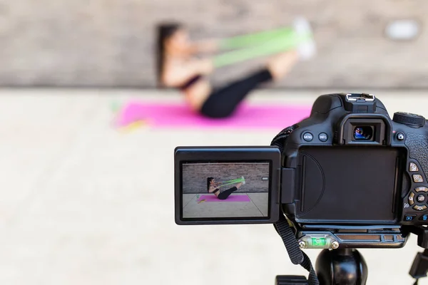 Junge Weibliche Vloggerin Die Inhalte Für Ihren Videoblog Aufzeichnet Fitness — Stockfoto