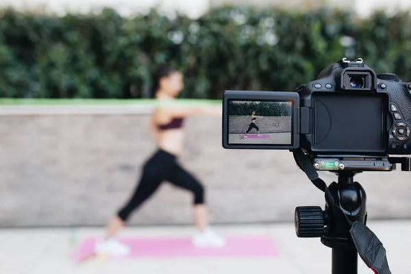 Unga Kvinnliga Vlogger Inspelning Innehåll För Hennes Video Blogg Fitness — Stockfoto