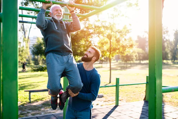 Feliz Bom Olhar Pai Filho Exercitando Juntos Parque — Fotografia de Stock