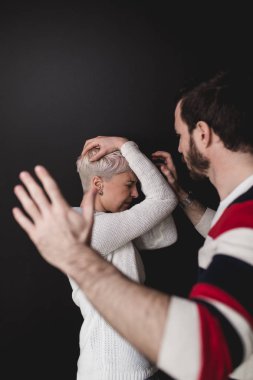 Aile içi şiddet - saldırgan ve sinirli adam karısı ile tartışıyor.