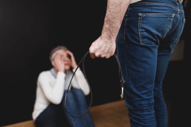 Aile içi şiddet - saldırgan ve sinirli adam karısı ile tartışıyor.