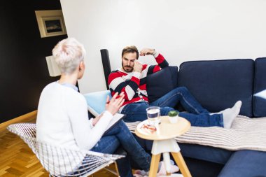 Yakışıklı genç adam sorunlarını psikologla konuşuyor..