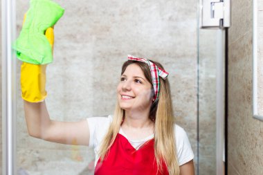 Genç ve mutlu kadın temizlik ev banyo
